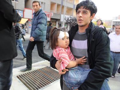 Ein verletztes Mädchen wird davongetragen. Foto: Abdurrahman Antakyali Erdbeben
