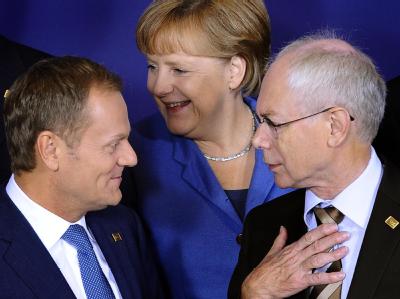 Polens Premierminister Donald Tusk, Herman Vam Rompuy, Präsident des Europäischen Rates (r), und Kanzlerin Merkel beim Fototermin. Foto: Benoit Doppagne, epa EU-Gipfel