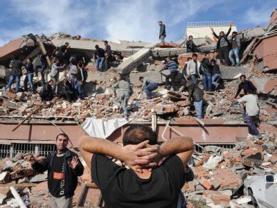 Helfer versuchen, mögliche Überlebende aus den Trümmern eines zerstörten Hauses zu retten. Foto: Abdurrahman Antakyali Erdbeben in der Türkei