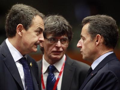 Frankreichs Präsident Sarkozy (R) im Gespräch mit Spaniens Regierungschef Zapatero. Foto: Olivier Hoslet Ernste Mienen