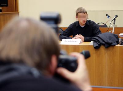 Zweieinhalb Jahre Gefängnis fordert die Staatsanwaltschaft für 21-jährigen Ex-Soldaten. Foto: Bodo Schackow Angeklagter im Landgericht Gera