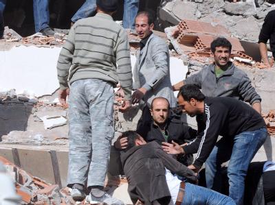 Helfer bergen Überlebende aus eingestürzten Gebäuden. Foto: Abdurrahman Antakyali Erdbeben in der Türkei