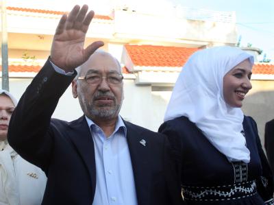 Die offiziellen Ergebnisse der historischen Wahl in Tunesien lassen auf sich warten. Nach ersten Berichten liegt die islamistische Ennahdha-Bewegung allerdings weit vorn. Foto: STR Islamistenführer Rachid Ghannouchi