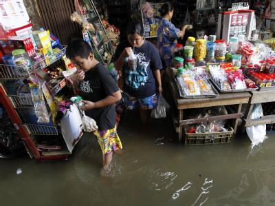Die Einwohner von Bangkok sind gewarnt: Sie sollen ihre Wertsachen in Sicherheit bringen und sich auf die Flucht vorbereiten. Foto: Barbara Walton Hochwasser in Bangkok
