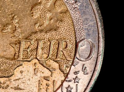 Im Kampf gegen das Schuldenfiasko geht es in der Eurozone ums Ganze. Symbolfoto: Daniel Karmann Euro-Münze