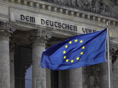 Keine 30 Tage ist es her, dass Koalition und Opposition die Erweiterung des Rettungsschirms mit breiter Mehrheit abgesegnet haben. Nun geht es um noch mehr Schlagkraft für den EFSF. Foto: Kay Nietfeld EU-Flagge vor Reichstagsgebäude