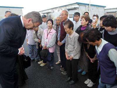 Bundespräsident Christian Wulff besucht Bewohner einer Behelfswohnsiedlung in der Stadt Iwaki in der Präfektur Fukushima. Foto: Wolfgang Kumm Bundespräsident Wulff in Japan