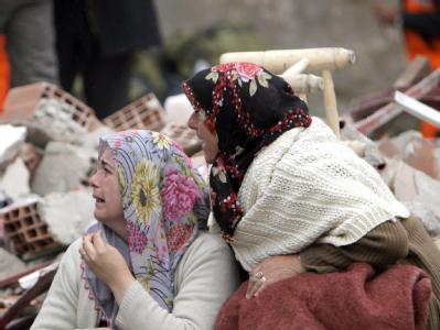 Zwei Frauen trauern in Ercis um getötete Verwandte. Foto: Tolga Bozoglu Trauer in Ercis
