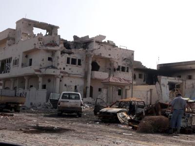 Sirte war nach wochenlangen, erbitterten Kämpfen in die Hände der Milizen des Übergangsrates gefallen. Foto: Mohamed Messara Zerstörtes Gebäude in Sirte