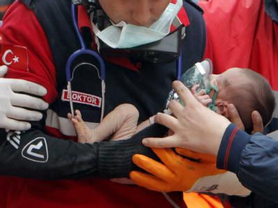 Wi ein Wunder: Erst wurde die kleine Azra gerettet, wenig später auch die Mutter und die Großmutter. Foto: Tolga Bozoglu Neugeborenes aus Erdbeben-Trümmern gerettet