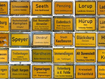 Großteil der Ortsschilder von Kommunen, die vom Abzug der Bundeswehr betroffen sind. Fotos: dpa Bundeswehr-Standortschließungen