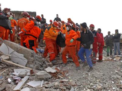 Noch ein Leben gerettet: Nach dem schweren Erdbeben im Osten der Türkei konnten Rettungskräfte bisher mehr als 180 Menschen lebend aus den Trümmern bergen. Foto: Tolga Bozoglu Rettungskräfte
