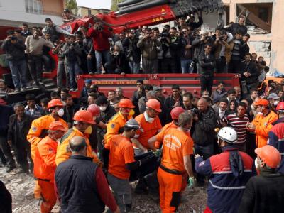Bei den Rettungsarbeiten nach dem Erdbeben in der Türkei schwinden die Hoffnungen auf weitere Überlebende. Am Donnerstag zogen Helfer noch einen jungen Mann lebend aus den Trümmern. Foto: Tolga Bozoglu Bergung