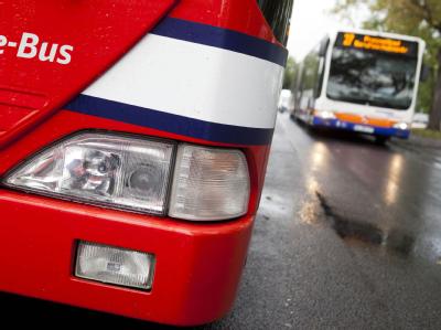 Besonders oft gibt die Beleuchtung Anlass zur Sorge: Fast in jedem fünften Bus war diese defekt. Archivfoto: Frank Rumpenhorst TÜV-Report: Jeder siebte Bus hat schwere Mängel