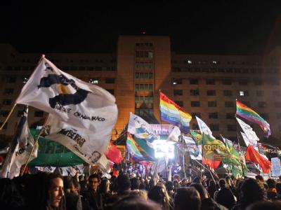 Jubel auf der Straße über die Verurteilung von zwölf Ex-Marine-Offizieren wegen schwerer Menschenrechtsverletzungen in Argentinien. Foto: Cezaro de Luca Jubel über Verurteilung