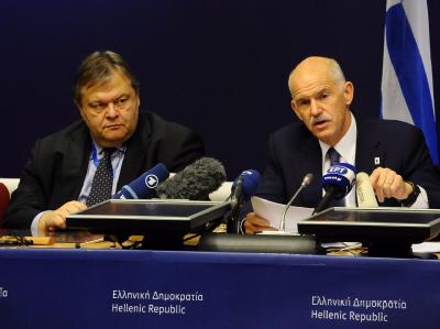 Griechenlands Premierminister George Papandreo (R) und sein Finanzminister Evangelos Venizelos am Ende des Verhandlungsmarathons in Brüssel. Foto: Benoit Dopagne Euro-Gipfel