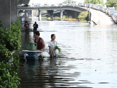 Alle Augen sind auf die Wasserpegel des Flusses Chao Phraya und den Kanälen gerichtet. Beide Wasserläufe sind zum Bersten voll. Foto: Narong Sangnak Hochwasser