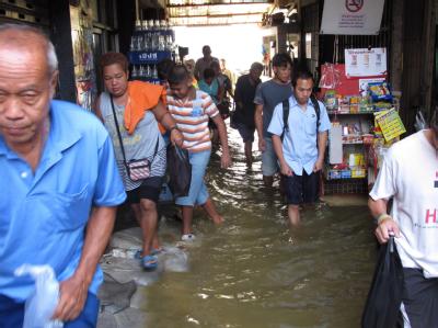 Das Hochwasser in Bangkok steigt bedrohlich. Foto: Barbara Walton Hochwasser in Bangkok