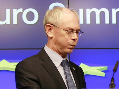 EU-Rats-Präsident Herman Van Rompuy gibt eine Pressekonferenz am Ende der zehnstündigen Beratungen. Foto: Oliver Hoslet Euro-Gipfel