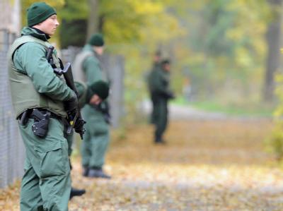 Bewaffnete und maskierte Polizisten riegeln den Siebentischwald ab: In der Nacht wurde bei einer Schiesserei ein Polizist getötet und eine weitere Beamtin verletzt. Foto: Stefan Puchner Schwer bewaffnet