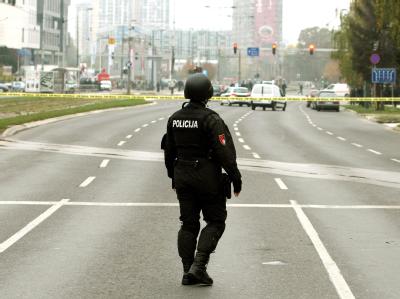 Ein bosnischer Polizist sichert die Straße vor der US-Botschaft in der Innenstadt von Sarajevo. Foto: Fehim Demir Mutmaßlicher Islamist greift US-Botschaft in Sarajevo an