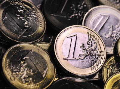 Die Deutschen glauben an den Euro. Foto: Boris Roessler Euro-Münzen