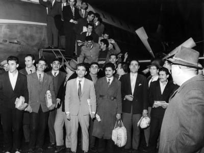 55 türkische Gastarbeiter kommen am 27.11.1961 auf dem Flughafen in Düsseldorf an. Foto: Wolfgang Hub Erste türkische Gastarbeiter