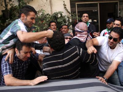 Unterstützer und Gegner von Präsident Baschar al-Assad prügeln sich bei einer Demonstration in Kairo. Foto: epa Gewalt unter Syrern