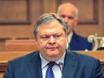Am Montagabend sprach Finanzminister Evangelos Venizelos noch im griechischen Parlament. Am Morgen nach Giorgos Papandreous (hinten) Ankündigung eines Referendums wurde der Finanzminister ins Krankenhaus gebracht. Foto Pantelis Saitas Venizelos