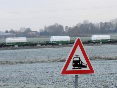 Ein Castor-Transport fährt am 08.11.2010 durch die niedersächsische Ortschaft Oldendorf in der Nähe von Hitzacker. Foto: Marcus Brandt Castor-transport