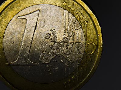 Nachdem bei der Euro-Rettung alles klar schien, ist wieder alles unklar. Foto: Arno Burgi Euro unter Druck