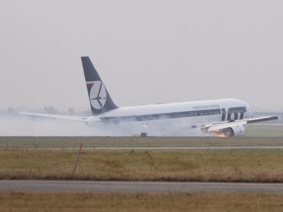 Glückliches Ende einer Boeing-Bauchlandung: Nach Problemen am Fahrwerk musste ein polnisches Flugzeug mit mehr als 230 Menschen an Bord in Warschau notlanden. Foto: Jacek Moczydlowski Bauchlandung