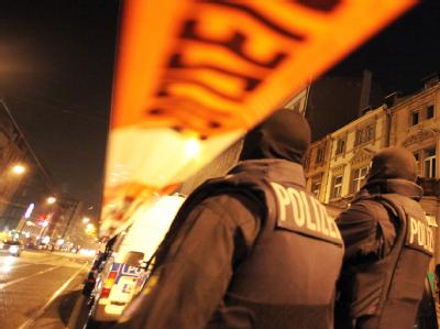 Polizisten bei einer Razzia. Archivfoto: Fredrik von Erichsen Razzia
