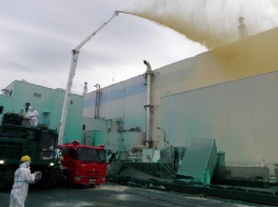 Arbeiter sprühen Staubbindemittel in das havarierte Atomkraftwerk Fukushima. Archivfoto: Tepco Fukushima-Reaktor