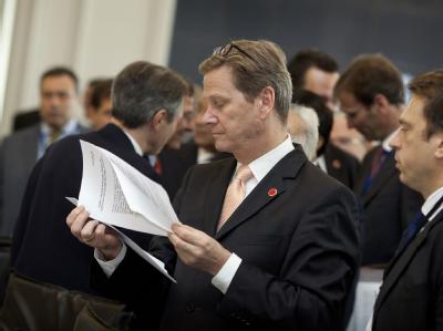 Bundesaußenminister Guido Westerwelle liest kurz vor Beginn der Regionalkonferenz zu Afghanistan in Istanbul ein Papier. Foto: Thomas Trutschel Westerwelle