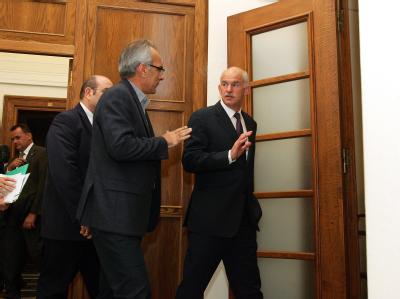 In Athen ging am frühen Morgen eine mehrstündige Krisensitzung des Ministerrates unter Vorsitz von Papandreou ohne dramatische Ergebnisse zu Ende. Nun reist der griechische Ministerpräsident zum Krisengipfel nach Cannes. Foto: Simela Pantzartzi Krisentreffen in Athen