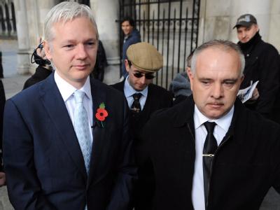 Julian Assange (l) darf nach Schweden ausgeliefert werden. Foto: Andy Rain Assange
