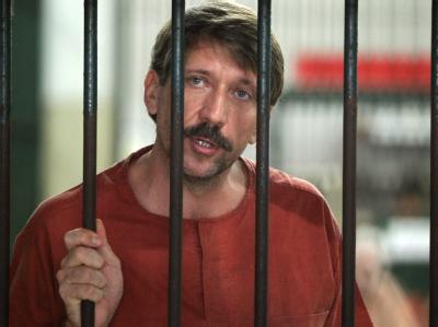 Waffenhändler Viktor Bout muss in den USA in Haft. Der Ex-Offizier wurde in allen vier Anklagepunkten für schuldig befunden. Archivfoto: Rungroj Yongrit Waffenhändler Bout