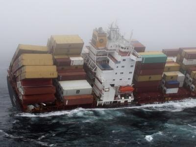 Die «Rena» liegt seit dem 5. Oktober vor Tauranga an der Nordküste Neuseelands auf einem Riff. Foto: Graeme Brown Rena