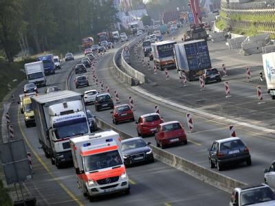 Enge linke Fahrstreifen an Autobahnbaustellen sind der Horror vieler Autofahrer. Wenn rechts Lastwagen über den Mittelstreifen ragen und der Hintermann drängelt, sinkt manch einem das Herz in die Hose. Foto: Marius Becker Breitere Fahrstreifen in Autobahnbaustellen gefordert