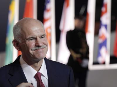 Konsequenzen für Papandreous Referendumspläne: Die bereits gebilligte Kreditauszahlung von acht Milliarden Euro an Athen wird auf Eis gelegt. Foto: Kerim Okten Giorgos Papandreou