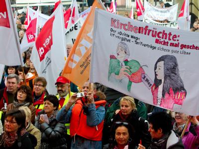 Im Vorfeld der EKD-Generalsynode haben Kirchenmitarbeiter in Magdeburg für ein Streikrecht demonstriert. Archivfoto: Jens Wolf Kirchenmitarbeiter demonstrieren für Streikrecht