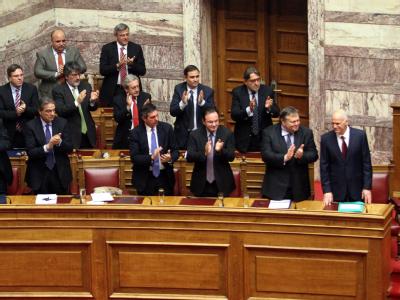 Papandreous Minister applaudieren dem Ministerpräsidenten (r). Foto: Alexandros Vlachos Applaus für Papandreou