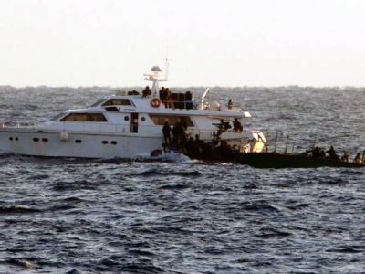 Israelische Soldaten entern eins der beiden Boote, die Kurs auf den Gazastreifen genommen hatten. Foto: Israelische Armee/epa Israelische Soldaten stoppen Boote