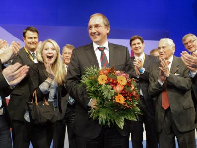 Jost de Jager nimmt nach der Wahl zum Spitzenkandidaten Glückwünsche entgegen. Foto: Markus Scholz Jost de Jager