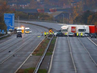 Bei einer Massenkarambolage sind auf der Autobahn M 5 im Südwesten Englands mehrere Menschen ums Leben gekommen. Foto: Chris Ison/PA Wire Massenkarambolage in England