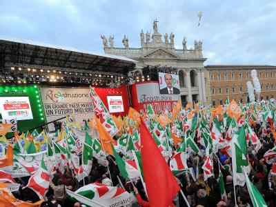 PD-Chef Pierluigi Bersani forderte auf der Kundgebung vor zehntausenden Teilnehmern einen Kurswechsel. Foto: Maurizio Brambatti Kundgebung in Rom