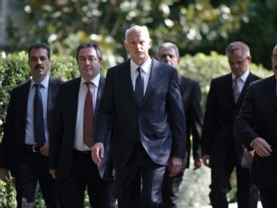 Griechenlands Ministerpräsident Papandreou verlässt den Sitz des Präsidenten. Foto: Str Entschlossen