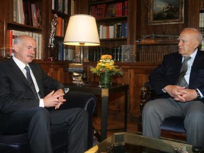 Die Spitzen des Staates in Griechenland: Staatspräsident Karolos Papoulias (r) und Premierminister George Papandreou . Foto: Alexandros Vlachos Im Gespräch