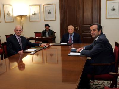 Der griechische Präsident Karolos Papoulias berät mit Ministerpräsident Papandreou (l) und ND-Chef Samaras (r). Foto: Pantelis Saitas Papandreou und Samaras bei Papoulias